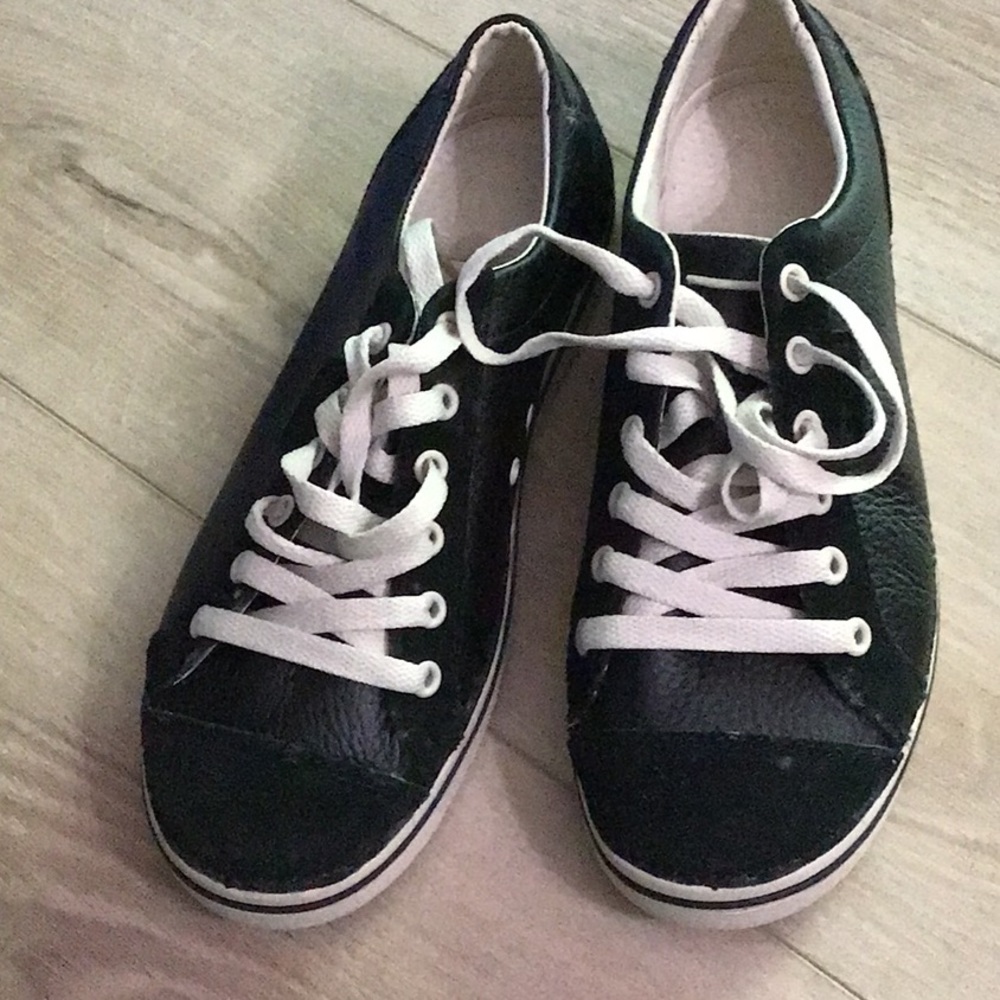 Crocs 8 1/2 sneakers new